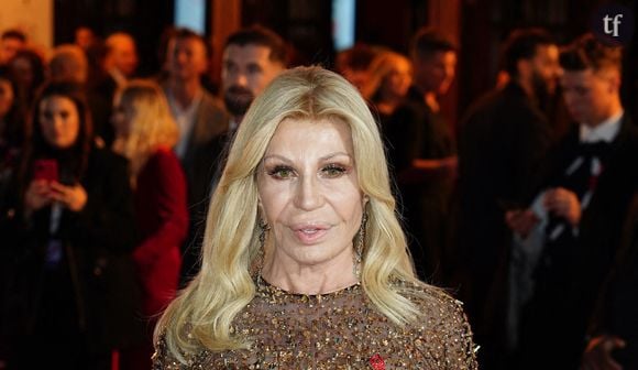 Souvent critiquée pour son recours excessif à la chirurgie esthétique, cette fois, les internautes semblent subjugués par le visage “rajeuni” de la sœur de Gianni Versace.