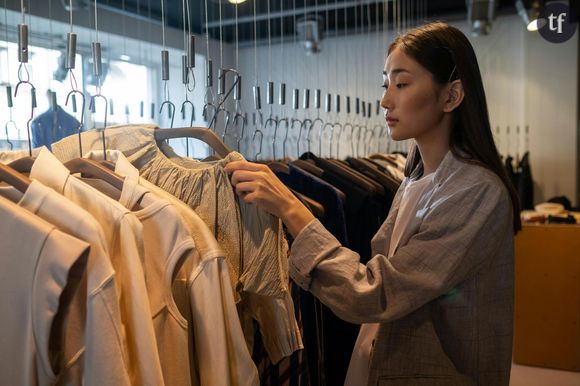 Vous avez sûrement déjà remarqué qu’un même vêtement peut afficher des tailles différentes selon les enseignes. Sur TikTok, Instagram ou encore X, de nombreuses clientes dénoncent des tailles de vêtements devenues beaucoup trop petites. Certaines racontent ne plus entrer dans leur taille habituelle, d’autres sortent des cabines d’essayage en pleurant. 

Zara accusé de créer des complexes

"Vos robes sont devenues des t-shirts, je ne peux même pas rentrer une fesse. Ne parlons même pas des jeans, je suis obligée de prendre deux tailles au-dessus de la mienne", raconte une utilisatrice sur TikTok. "On était déjà pas nombreuses à pouvoir s'habiller là-bas à la base, mais bientôt personne ne pourra y aller tellement leur sizing est déconnecté de la réalité", confie une autre. "Mes TCA (troubles du comportement alimentaire, ndlr) se sont intensifiés à l'époque quand je m'habillais chez Zara, parfois je pleurais dans la cabine d'essayage (si je trouvais un 44 en magasin mdr)", souffle une autre jeune femme. 

"Quand tu ressors de chez t'es encore plus complexée de tes hanches que lorsque tu y entres. Le culte de la minceur. Non seulement ça taille petit (donc obligée de prendre une taille au-dessus) et clairement les collections sont adaptées que pour les femmes ULTRA minces. Incroyable", s'agace une énième internaute sur les réseaux sociaux.