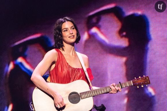 “Ça devient incontrôlable. Le discours sur le corps des femmes est vraiment sans fin, mais b*rdel de m*rde ! Fermez-la ! Ce n'est pas compliqué ! Ce n'est pas votre corps. Je n'ai pas de routine établie. Je le jure sur ma vie”, répond Gracie Abrams quand on lui demande comment elle se sent face à la réaction du public vis-à-vis de ses abdos.