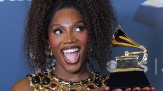 "Bravo les lesbiennes" : cette chanteuse iconique fait son coming out, et non, on ne "s'en fout" pas du tout (voilà pourquoi)