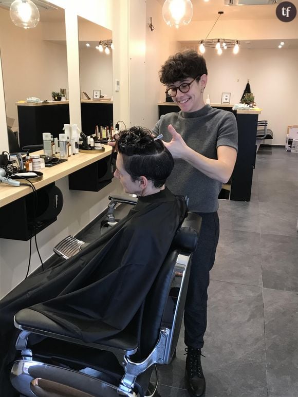Lucie Bouteila, coiffeuse féministe d'un barbershop à Bordeaux