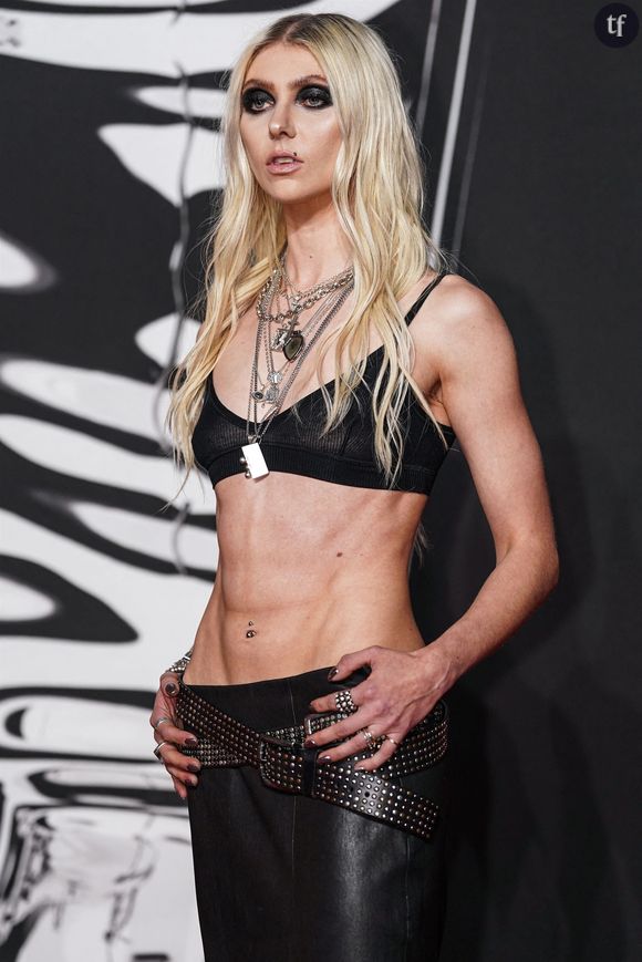 Que de surprises aux VMAs ! La cérémonie de MTV a donné lieu à sa ribambelle de performances sidérantes - Sabrina Carpenter, Tate McRae - mais également à toute une série d'apparitions surprises. Telle cette star de Gossip Girl qui a dévoilé... Ses "abs".