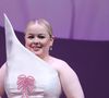 Ils sont virulents, les avis qui déferlent sur Instagram suite à la découverte de cette robe digne d'une Fashion Week. Pas la plus discrète mais certainement l'une des plus audacieuses de l'événement. Comme on peut le constater, les extrémités baroques de cette tenue, digne d'un film de Tim Burton, confèrent à l'ensemble une spectaculaire démesure.