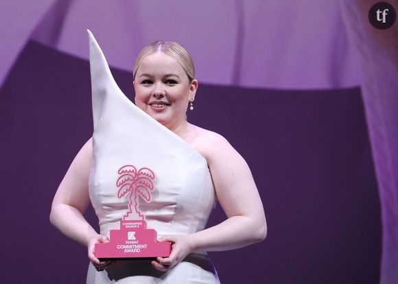 Ils sont virulents, les avis qui déferlent sur Instagram suite à la découverte de cette robe digne d'une Fashion Week. Pas la plus discrète mais certainement l'une des plus audacieuses de l'événement. Comme on peut le constater, les extrémités baroques de cette tenue, digne d'un film de Tim Burton, confèrent à l'ensemble une spectaculaire démesure.