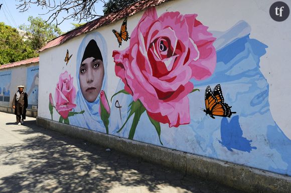 Cette précarité qui fait de l'Afghanistan l'un des pays les plus pauvres au monde est justement due en partie à ces interdictions imposées aux femmes. L'exclusion des femmes du milieu professionnel a de lourdes conséquences sur la situation économique du pays.