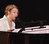 Ce qu'aborde ici la chanteuse Jeanne Cherhal entre les lignes, c'est le victim blaming : la constante remise en question des témoignages de victimes, et de femmes en général. Cela s'envisage à chaque grande affaire, dès l'avènement de #MeToo en 2017. Une femme est rarement crue lorsqu'elle brise le silence. Les témoignages se multiplient volontiers, gagnent en résonnance, cependant, le victim blaming reste et s'exacerbe. Si la victime est entendue, c'est encore son attitude, ses gestes, ses mots, qui seront source de jugements, et d'interrogations douteuses.