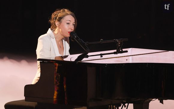 Ce qu'aborde ici la chanteuse Jeanne Cherhal  entre les lignes, c'est le victim blaming : la constante remise en question des témoignages de victimes, et de femmes en général. Cela s'envisage à chaque grande affaire, dès l'avènement de #MeToo en 2017. Une femme est rarement crue lorsqu'elle brise le silence. Les témoignages se multiplient volontiers, gagnent en résonnance, cependant, le victim blaming reste et s'exacerbe. Si la victime est entendue, c'est encore son attitude, ses gestes, ses mots, qui seront source de jugements, et d'interrogations douteuses.