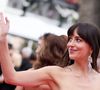Comme si Dakota Johnson laissait transparaître son célibat à travers ses oripeaux. Naturellement, cette réflexion au ras des pâquerettes est surtout l'expression d'un sexisme ordinaire, jamais loin de ce que l'on intitule : le slut shaming. Le fait de juger les femmes sur leur sexualité supposée d'après leurs tenues, leurs réactions, leurs attitudes...
