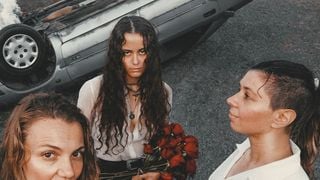 "Toujours à poil" : cette musicienne joue en soutif sur scène et défend son geste sur cette vidéo réjouissante et puissamment punk