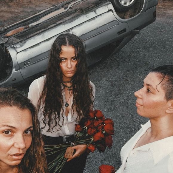 "Toujours à poil" : cette musicienne joue en soutif sur scène et défend son geste sur cette vidéo réjouissante et puissamment punk