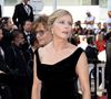 Karin Viard y va de son coup de gueule salutaire. Sur le plateau de C à Vous, l'actrice Césarisée s'est exprimée sans filtre au sujet d'un enjeu culturel, féministe, et plus encore, de société : le traitement des actrices dans le monde du cinéma, et plus encore du cinéma français, une fois atteint le cap de la quarantaine. Karin Viard évolue dans ce cercle depuis trente ans déjà, ayant connue bien des tournages, et bien des auteurs, et autrices. Elle en connaît donc tous les dessous. Et c'est ainsi sans filtre qu'elle l'avoue à Anne-Elisabeth Lemoine : "Le cinéma, c'est assez rude en fait...."