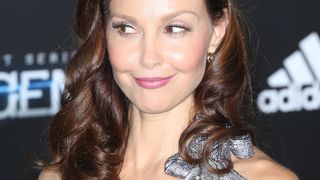 "Mon corps de femme ménopausée, je m'en fiche" : ce sex symbol des années 90 se dévoile en maillot de bain à 58 ans pour célébrer ses vergetures