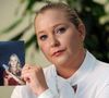 Virginia Giuffre, avec une photo d'elle adolescente, lorsqu'elle dit avoir été abusée par Jeffrey Epstein, Ghislaine Maxwell et le Prince Andrew