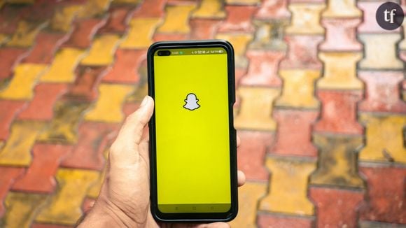 D'après le journal, le professeur de Mathématiques est soupçonné d'avoir adressé une vidéo à l'adolescente, dans laquelle il se met en scène en train de se masturber, via TikTok et Snapchat. Un camarade de la jeune fille aurait alerté la direction de l'établissement.