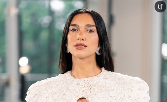 "Trop sexy", "Incroyable" : Dua Lipa enflamme Instagram dans une robe en dentelle transparente pour ses 30 ans