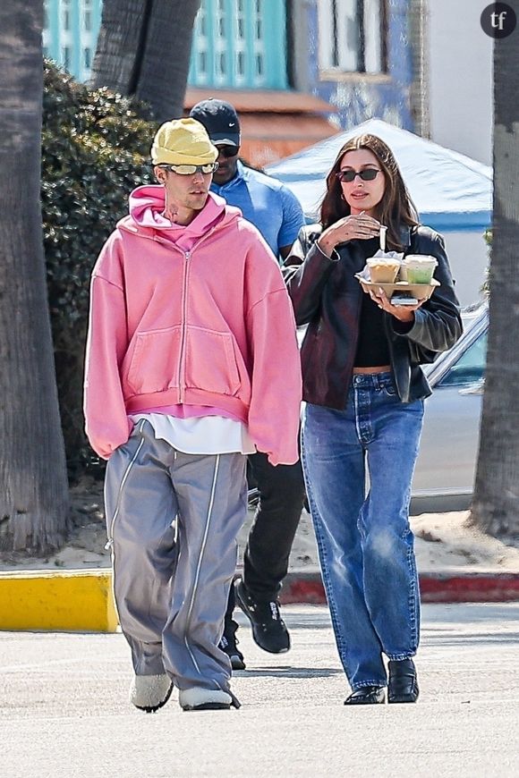 Mais les internautes mènent l'enquête et les spéculations sont alimentées par les tabloïds.