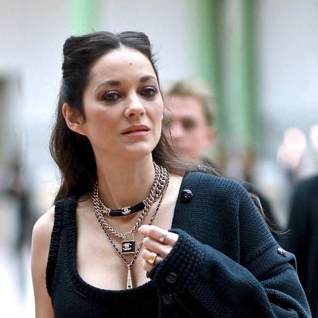 "C'est un squelette" : Marion Cotillard "méconnaissable" à la Fashion Week, ses fans s'inquiètent de sa maigreur