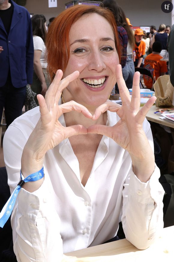 A Voici, qui lui pose quelques questions sur son expertise de la sexualité, la journaliste confie : "Avec la sortie de mon livre, Maison close, je découvre en librairies les fantasmes des Français qui viennent me voir", et elle poursuit sur le même ton ses révélations concernant ce qui fait "band*r" l'Hexagone.