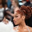 “Tellement hot”, “quel corps” : super sexy en bikini, cette chanteuse iconique défile sur le runway et met tout le monde d’accord