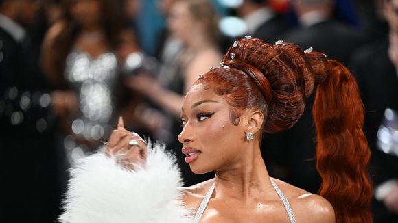 “Tellement hot”, “quel corps” : super sexy en bikini, cette chanteuse iconique défile sur le runway et met tout le monde d’accord