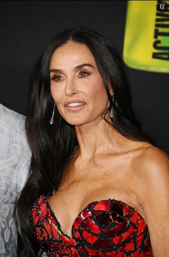 Demi Moore flamboie en robe Schiaparelli sur le tapis rouge des Critics Choice Awards. C'est une démonstration de force fashion supplémentaire pour celle qui aime tant détonner. Ses Unes historiques pour Vanity Fair en témoignent largement depuis les années 90.