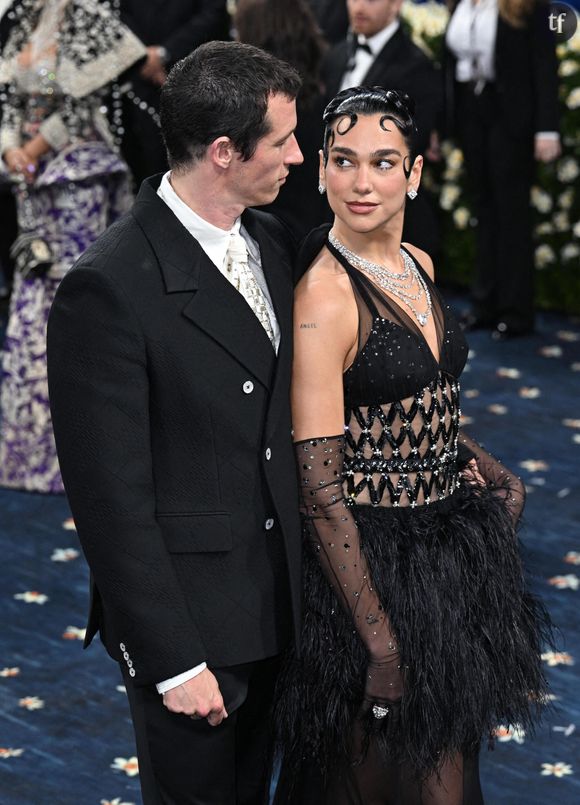 Le prestigieux magazine VOGUE l'énonce haut et fort : "personne ne peut stopper Dua Lipa au rayon du naked dressing". La chanteuse ne se contente pas de quelques tenues de ci de là, elle revendique toute une garde robe placée sous le signe sulfureux de la transparence. Comme une manière de revendiquer sa sensualité, indissociable de son art.