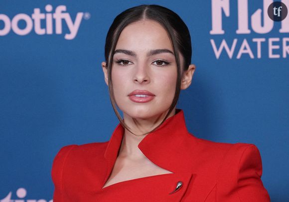 Des campagnes de denim trop sexualisées ?

Sa campagne a inspiré des références à celle de Sydney Sweeney sur Instagram, où un internaute a plaisanté : "Lol, je n'ai jamais vu autant de publicités pour jean de ma vie", tandis qu'un autre a ironisé : "Voilà ce que j'appelle de bons gènes". La vidéo de la star d'Euphoria, intitulée "Sydney Sweeney Has Great Jeans" (Sydney Sweeney a de superbes jeans), la montre en train de boutonner un pantalon en jean et de faire un jeu de mots amusant sur le mot "gènes". La campagne a suscité une vive controverse, les utilisateurs des réseaux sociaux accusant la publicité d'être raciste et de flirter avec l'eugénisme en raison de l'apparence blonde aux yeux bleus de la star. 

D'autres se demandent en revanche pourquoi les publicités pour denim sont de plus en plus sexualisées. "Les publicités pour les jeans n'ont aucune raison d'être aussi sexualisées, c'est ridicule, ce ne sont que des jeans !", s'agace une internaute sur Instagram. "Encore les mêmes images soft porn habituelles", renchérit un autre. "Qu'elle arrête de copier Britney, c'est gênant", note un énième détracteur.