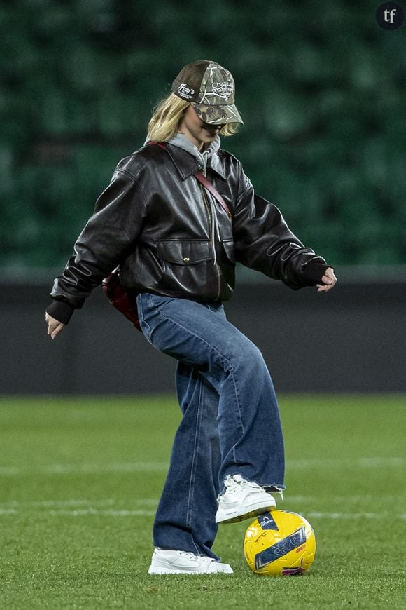 Mal lui en a pris ! L’actrice et femme d’affaires s’est retrouvée dans un maelstrom nauséeux de commentaires sexistes qui perlent sur les réseaux sociaux ces deux derniers jours. Florilège : “Elle a deux ballons d’or !”, "Elle est habillée pour changer", "Elle a gagné deux Ballons d'or", "On attend impatiemment le Water Polo". Entre autres références, vous l’aurez compris, à sa poitrine, glosée chaque jour sur les réseaux sociaux, et illustrée dans les commentaires épars par une palanquée de Gifs tout aussi subtils et évocateurs. On souffle.