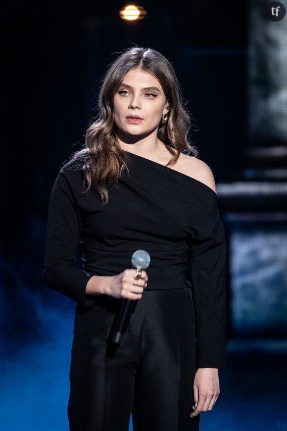 Elle développe : “J’avais l’impression d’être un bout de viande, d’être réduite à mon corps. J’étais entourée d’hommes beaucoup plus âgés que moi et j’étais en pleine construction. Je me suis parfois sentie dépossédée de mon intellect et de mon corps. C’est aussi pour ça que j’ai voulu grandir très vite.”. 

Un témoignage à retrouver du côté du site musical S Quive, et qui nous fait beaucoup penser à des figures musicales d’antan, victimes du syndrome de la lolita, une construction sexiste - on pense furieusement à Vanessa Paradis, notamment. Et qui démontre aussi une volonté très générationnelle de ne plus être silencieuse dans une industrie qui justement, “silencie” les artistes surtout quand elles sont féminines et tout juste vingtenaires, ce que bien des personnalités fustigent désormais, de Angèle à Marguerite (Star Ac). On rappellera l’existence à ce titre du mouvement #MusicToo, qui vise à dénoncer les violences sexistes et sexuelles qui se perpétuent dans l’industrie musicale.