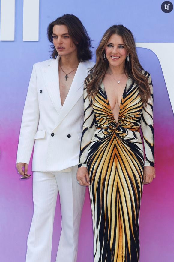 "Elizabeth Hurley alias Liz Hurley assume sa sensualité étourdissante à 60 ans et le fait savoir sur ses réseaux sociaux, où les odes au self love se concrétisent sous l'apparence de clichés en maillot de bain, en lingerie, en sous-vêtements, glamour inhérent à la mannequin britannique.", écrit-on sur Terrafemina en guise de résumé des nombreux éloges à l'amour de soi qui foisonnent sur le compte de la star