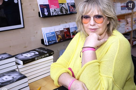 Quand la violence s'exprime au-delà des caméras. Dans ses mémoires, Laurence Boccolini fustige le sexisme et le harcèlement qu'elle a pu subir en plein succès médiatique - celui du mythique Maillon Faible.