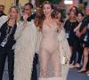 La naked dress est particulièrement contorversée. Et engendre quantité de discours réacs. Comme lorsqu'en mai dernier, le Festival de Cannes, le plus grand événement cinéma au monde, a souhaité faire interdire l'accoutrement porté par Louise Bourgoin, Kylie Jenner, Zoe Kravitz. Pourquoi ? Pour cause de "nudité interdite" et de "tenue correcte exigée". Miley Cyrus aurait certainement envoyé valdingué cette restriction d'un autre temps.