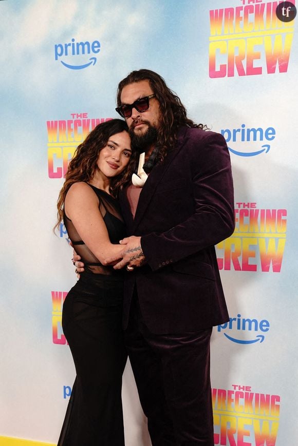 L’actrice de 33 ans Adria Arjona a osé l’outfit tout en transparences dans un style sobre et très élégant.