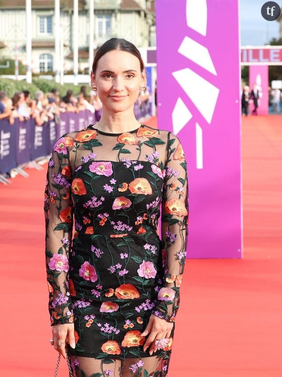 Natoo met en mots une expérience qui est hélas celle de bien des femmes sur les réseaux sociaux. On vous invite à lire nos articles critiques sur les remarques suscitées par la YouTubeuse Camille LV : réactions misogynes sur ses seins, ses fesses, sa silhouette, sa sexualité supposée.