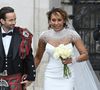 À 50 ans, elle portait une robe blanche signée Josephine Scott, un choix qui a suscité de vives critiques sur les réseaux sociaux.