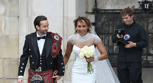 À 50 ans, elle portait une robe blanche signée Josephine Scott, un choix qui a suscité de vives critiques sur les réseaux sociaux.