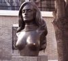 Dalida voit sa statue hommage être touchée chaque jour par des porcs. Des hommes ne cessent d'empoigner les seins de la sculpture à son effigie et c'est parfaitement indécent.