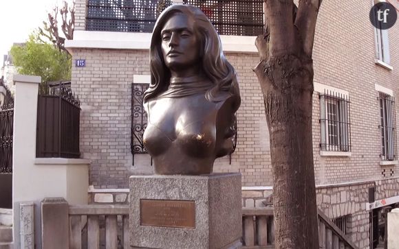 Dalida voit sa statue hommage être touchée chaque jour par des porcs. Des hommes ne cessent d'empoigner les seins de la sculpture à son effigie et c'est parfaitement indécent.