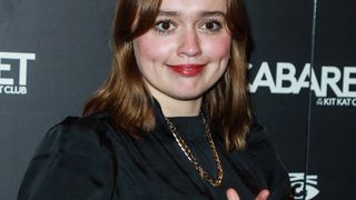 "Très sexy mais c'est quoi ces dents ?!" : cette star de The White Lotus plus glamour que jamais en robe décolletée, mais les internautes s'acharnent sur son physique