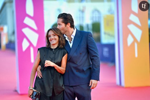 Une différence d'âge assumée

Regards tendres, sourire complice et baiser passionné, les tourtereaux ont offficialisé leur bonheur sur le tapis rouge de Deauville. Mais leur seize années d'écart n'a pas manqué de faire réagir les internautes. "C'est son fils ?", "Ils n'ont rien à faire ensemble", "Il mérite beaucoup mieux", "On dirait sa mère", s'empressent-ils de commenter. En mars 2024, l'humoriste de 51 ans avait évoqué la différence d'âge qui la sépare de son partenaire dans l'émission 50'Inside : "C'est presque la norme ! J'ai beaucoup de collègues, femmes ou autres qui sont, comme moi, avec des hommes plus jeunes. Bien sûr, on se prend des 'C'est votre fils ?', ça peut ! Cela m'est arrivé dans ma vie ! Les gens ont le droit d'avoir des a priori."