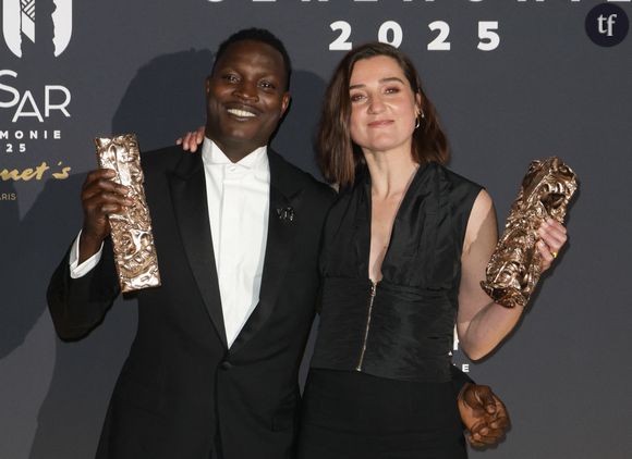 Le 16 décembre 2024, l'actrice s'était attardée sur cette première expérience d'actrice : elle a dû jouer à plusieurs reprises une séquence auprès d'un comédien qui lui "sautait dessus", lui "prenait la poitrine", déplorant : "J'ai dix ans, je n'ai même jamais embrassé un garçon, je suis tétanisée".