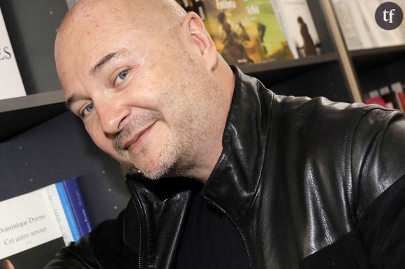 Julie Ollivier, la première femme à avoir accusé Sébastien Cauet de viol et d'agression sexuelle, a réagi à son retour à l'antenne.