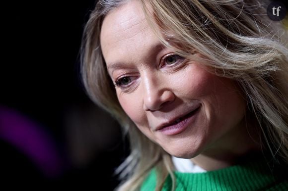 Caroline Vigneaux en deux minutes règle ses comptes au patriarcat. Et aux inégalités salariales. Dans le couple, plus encore. Cette humoriste raconte avoir vite compris qu'elle gagnait beaucoup moins que son époux. Au sein d'une société qui fait tout pour donner moins de confiance aux femmes, les faire culpabiliser, minimiser leur visibilité, et donc en retour, qui les encourage beaucoup moins à demander une augmentation.