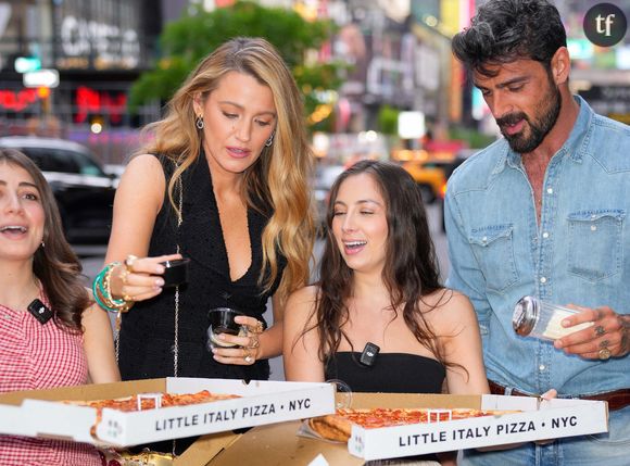 Lively a fait sa révérence à Beyoncé ! Et ce, à l'after-party qui a suivi la première de son nouveau film, Another Simple Favor, dimanche 27 avril à New York. En arborant une tenue portée par Queen B lors de la cérémonie des Glamour Women of the Year 2024... Haut jaune, jupe en soie jaune, griffée Sergio Hudson. Toujours stylée !