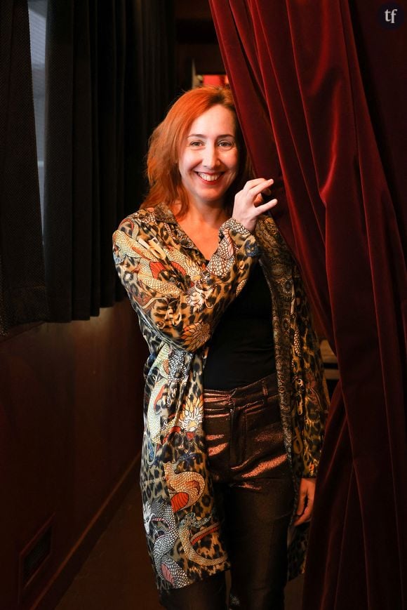 Mais c'est non sans glamour et facétie que sur les images à retrouver ci-dessous, l'oratrice s'illustre : "Moi je drague dans ma boîte, évidemment ! D'ailleurs ma dernière drague c'était ce week end"