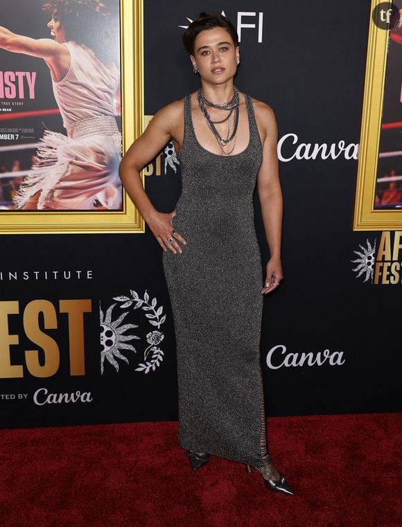 La naked dress c'est cette robe transparente bannie du Festival de Cannes pour indécence et qui révèle sous-vêtements, seins et/ou fesses de ses égéries de prestige. Marion Cotillard, Kate Moss, Kim Kardashian, Charli xcx, toutes ont un jour osé l'arborer.