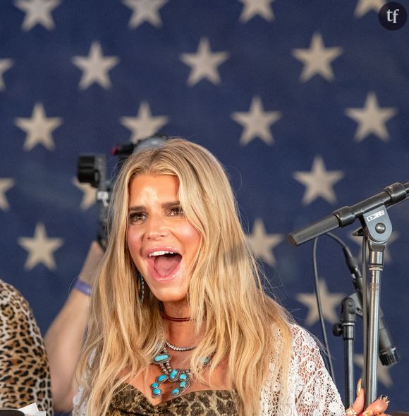 Jessica Simpson reprend la musique après 15 ans de pause.