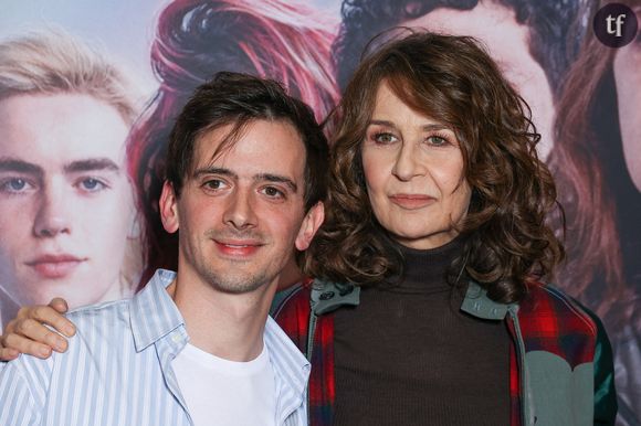 Interrogée sur le fait qu’elle n’ait pas d’enfant, Valérie Lemercier a répondu : "Je n’ai pas pu en avoir, je n’ai pas eu cette chance, on va dire". Pour autant, l'humoriste se réjouit d’en avoir autour d’elle au quotidien, dans son entourage : "Ils me laissent des petits mots : 'Je t’aime ma tante chérie.' Ils aiment bien ma garde-robe, ils aiment bien que je leur prête des chaussures ou des affaires."