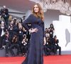 “Une légende !” : à 57 ans, Julia Roberts se dévoile amoureuse et rayonnante et éblouit la Mostra de Venise avec ses looks glamours