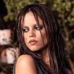 Jenna Ortega reine du gothique, elle ose la robe transparente pour une apparition goth’glam remarquée